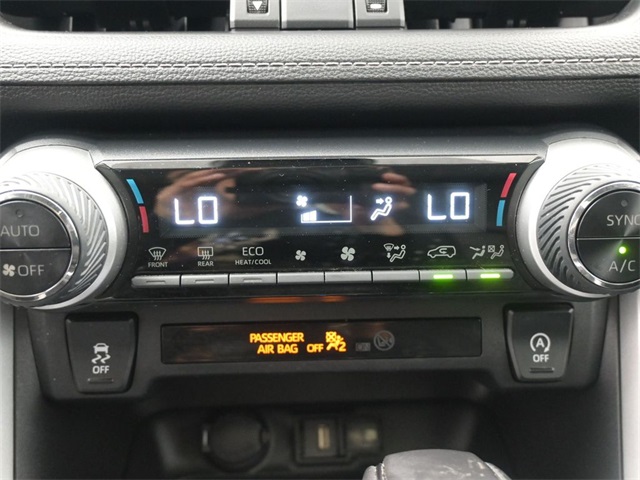 2021 Toyota RAV4 XLE Premium photo 4