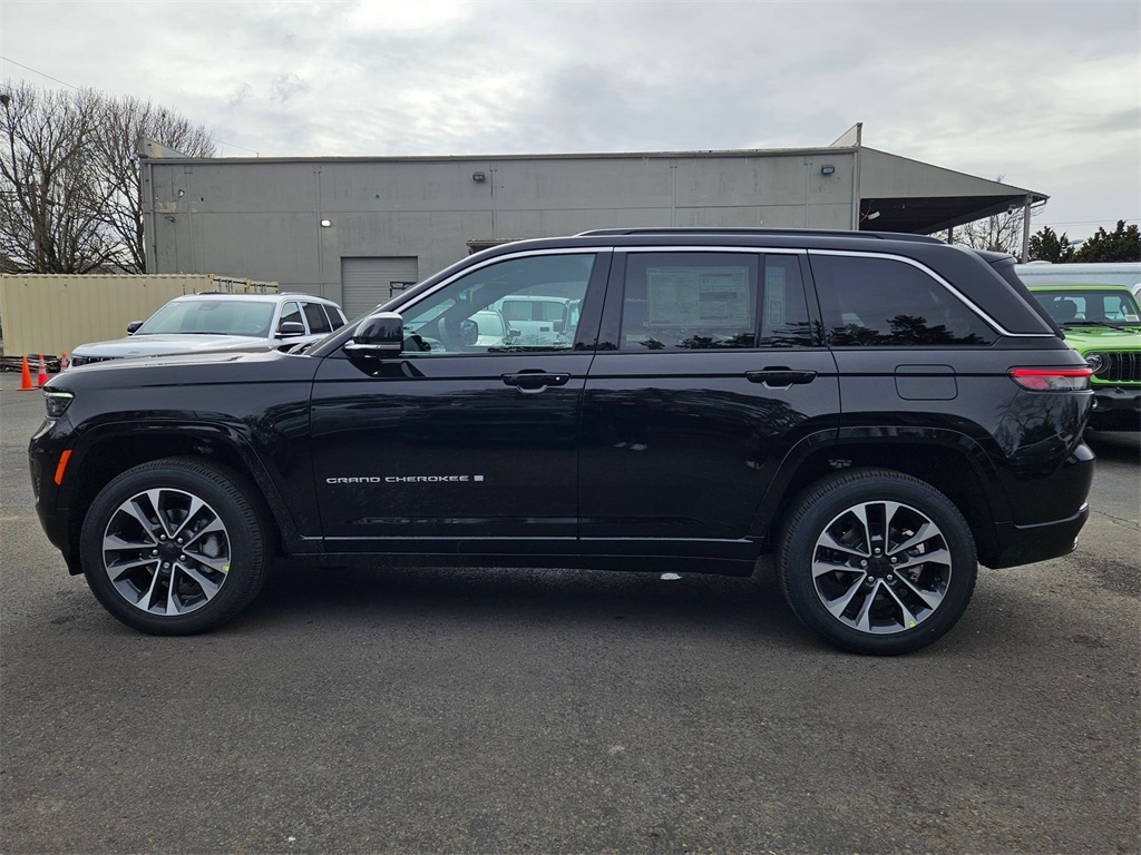 2025 Jeep Grand Cherokee Overland photo 4