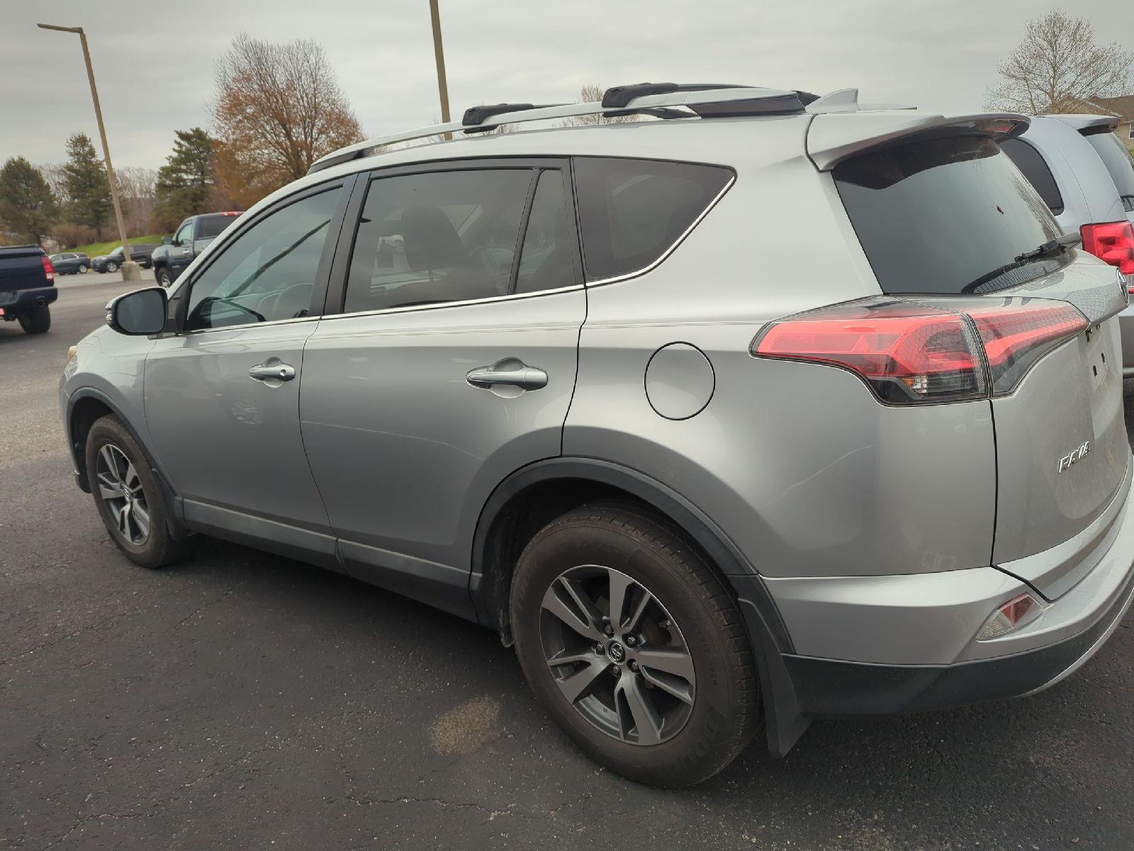 2017 Toyota RAV4 XLE photo 4