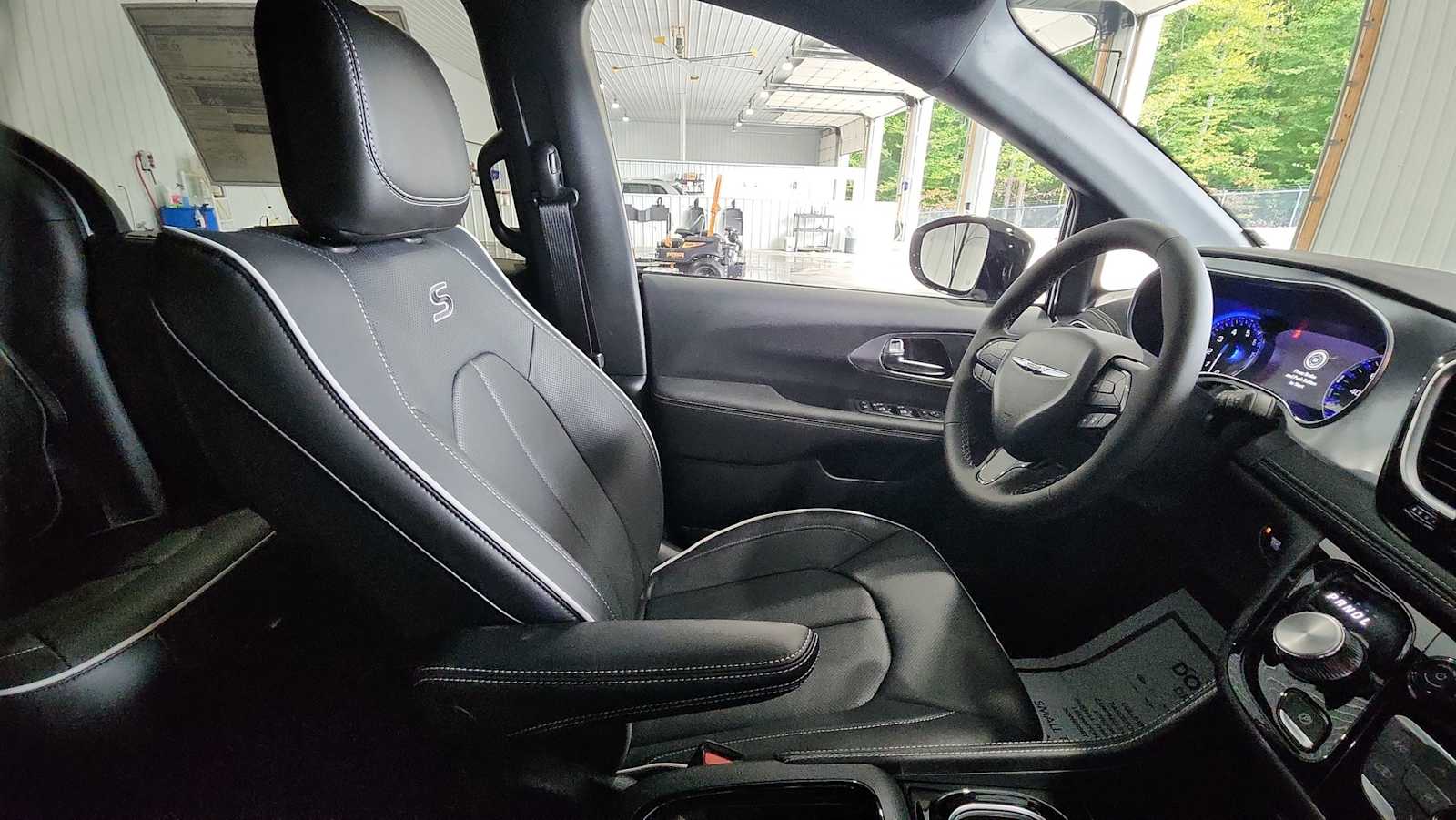 2026 Chrysler Pacifica Limited photo 13
