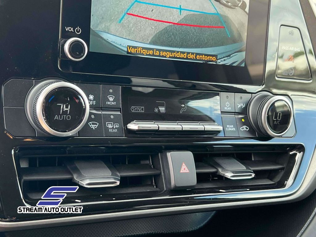 2023 Toyota Highlander LE photo 27
