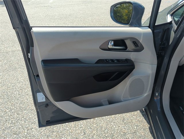 2022 Chrysler Pacifica Touring L photo 12