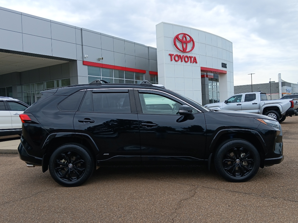 2022 Toyota RAV4 SE's photo