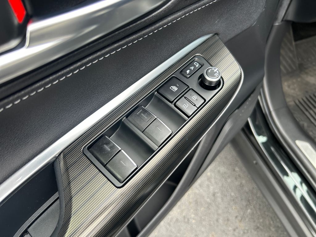 2022 Toyota Venza XLE photo 11
