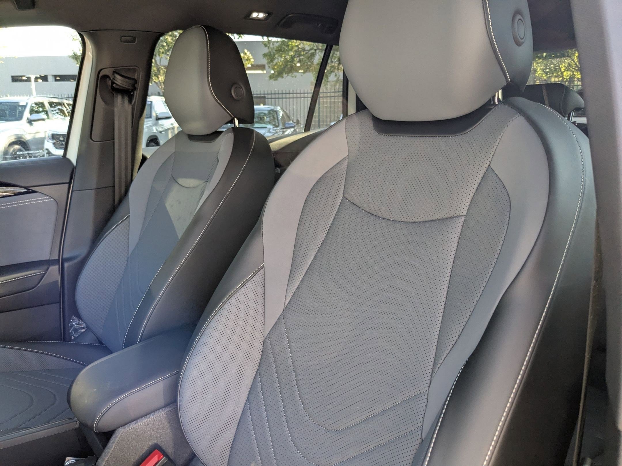 2026 Volkswagen Tiguan SE R-Line Black photo 4