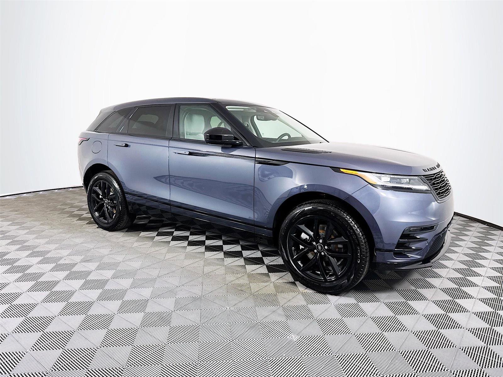 2025 Land Rover Range Rover Velar SE photo 3