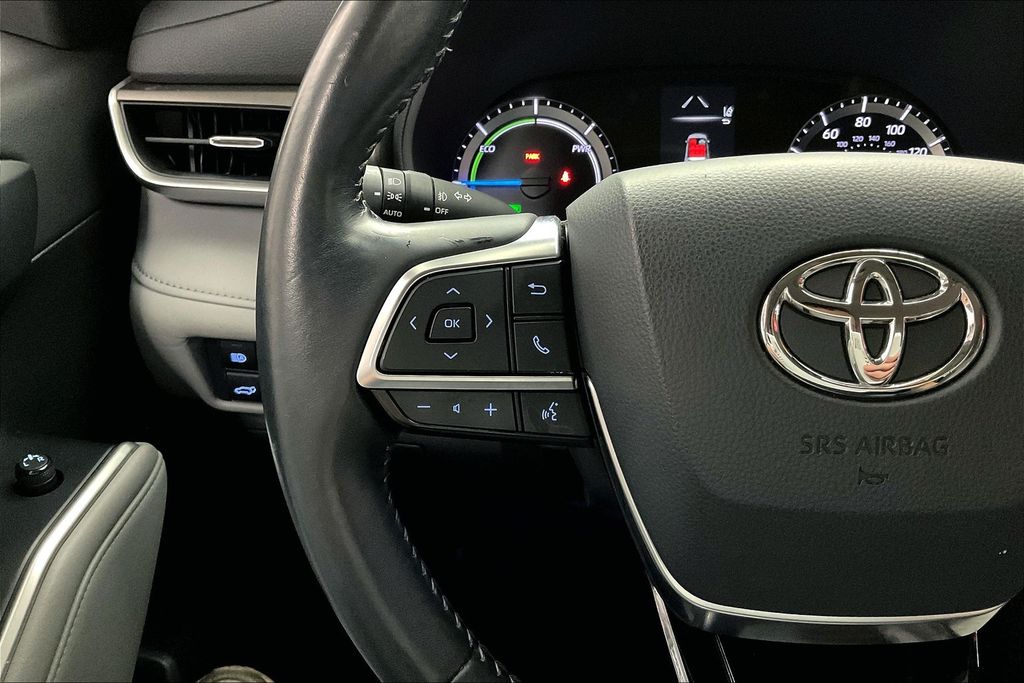 2021 Toyota Highlander Hybrid LE photo 16