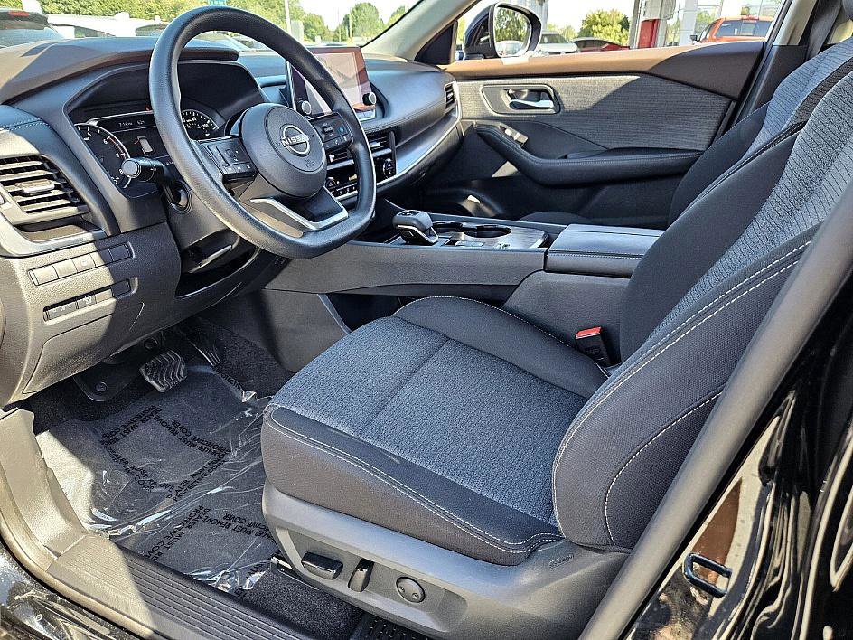 2023 Nissan Rogue SV photo 5