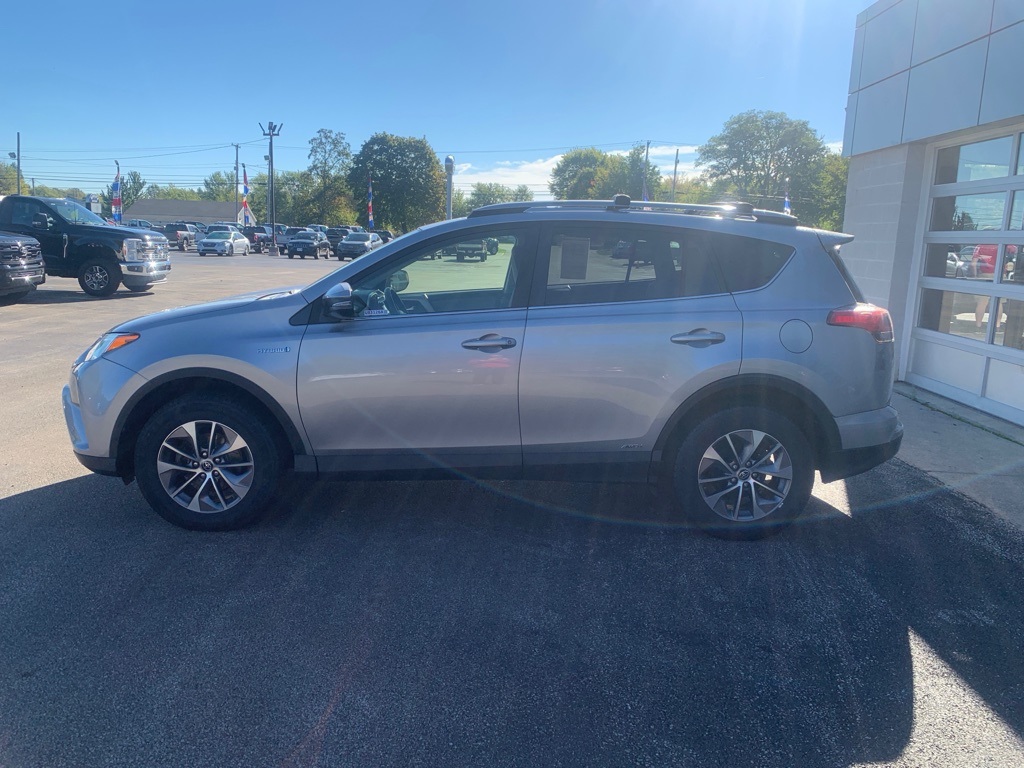 2017 Toyota RAV4 Hybrid XLE photo 3
