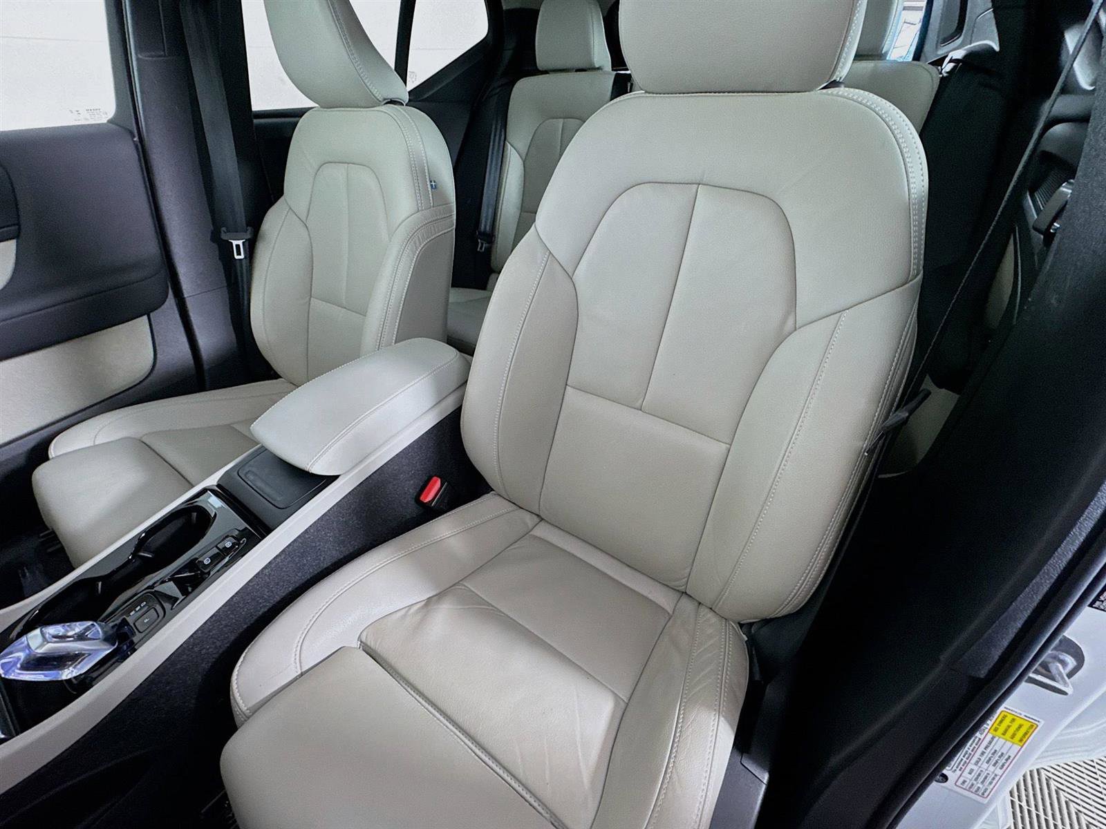 2024 Volvo XC40 Plus photo 10