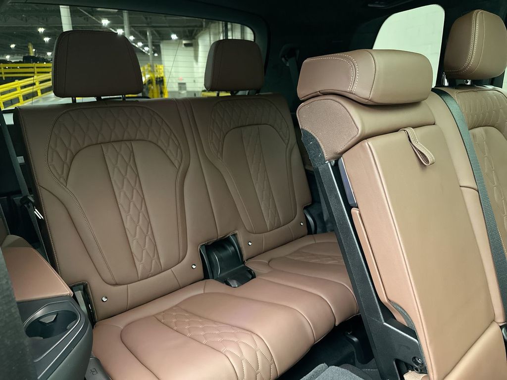 2025 Bmw X7 M60i photo 8