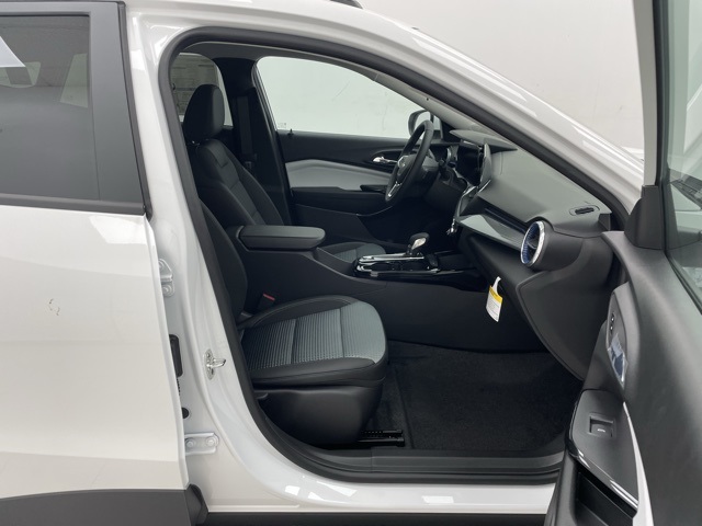 2025 Chevrolet Trax LT photo 8