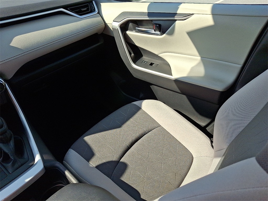 2022 Toyota RAV4 Hybrid XLE photo 12