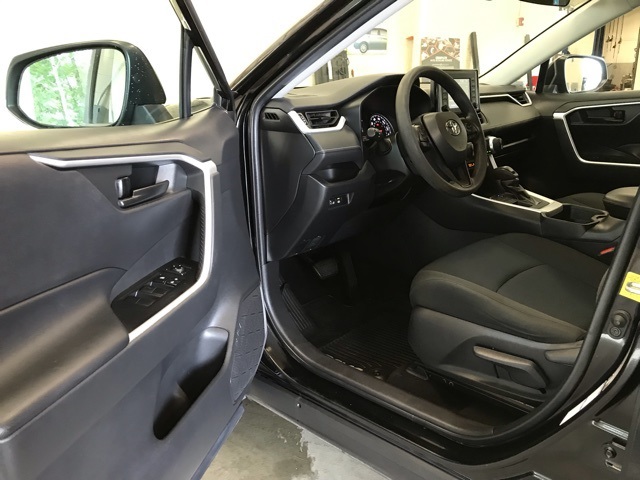 2021 Toyota RAV4 LE photo 11