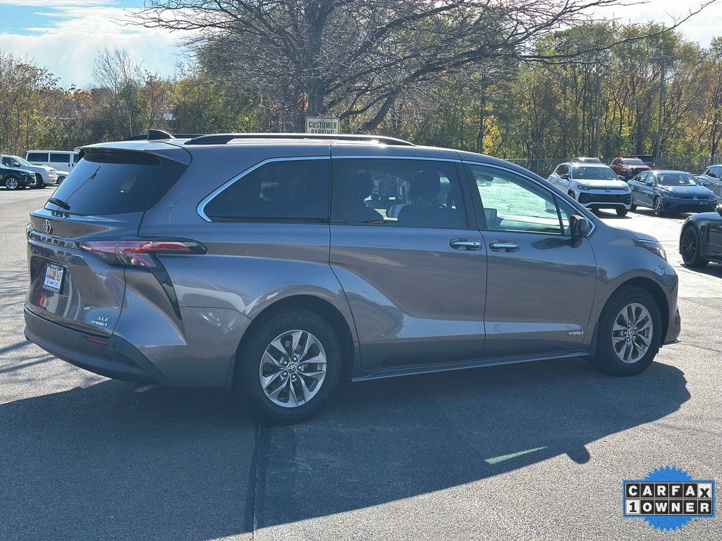2021 Toyota Sienna XLE photo 3