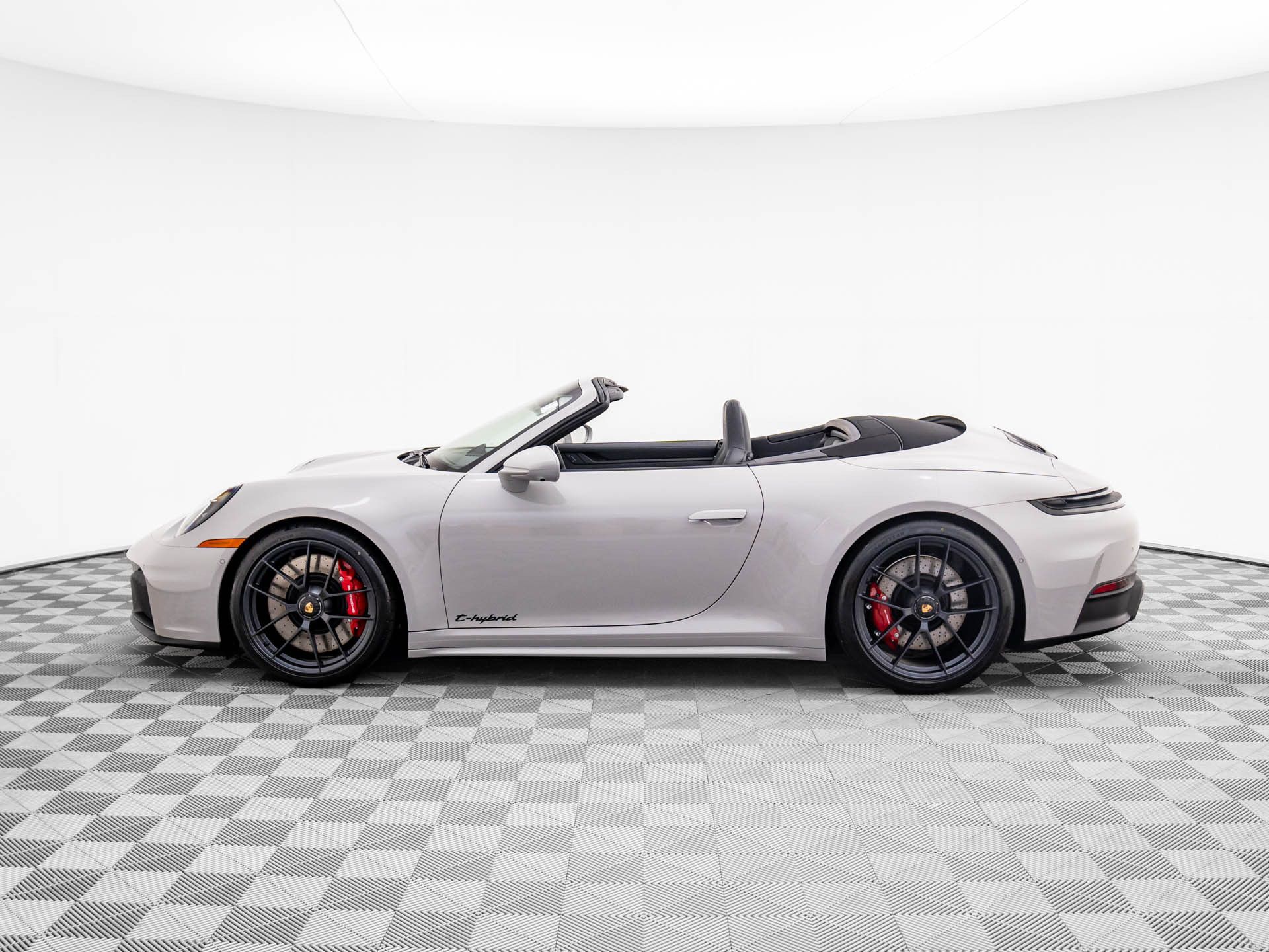 2026 Porsche 911 GTS photo 2