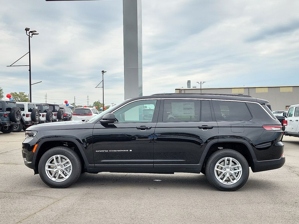 2025 Jeep Grand Cherokee Laredo X photo 3