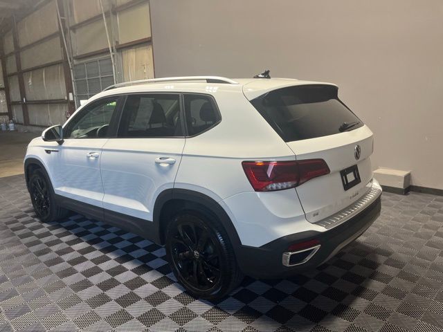2022 Volkswagen Taos SE photo 3