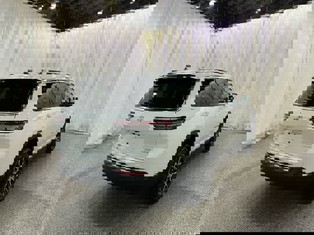 2025 Jeep Grand Cherokee Limited photo 4