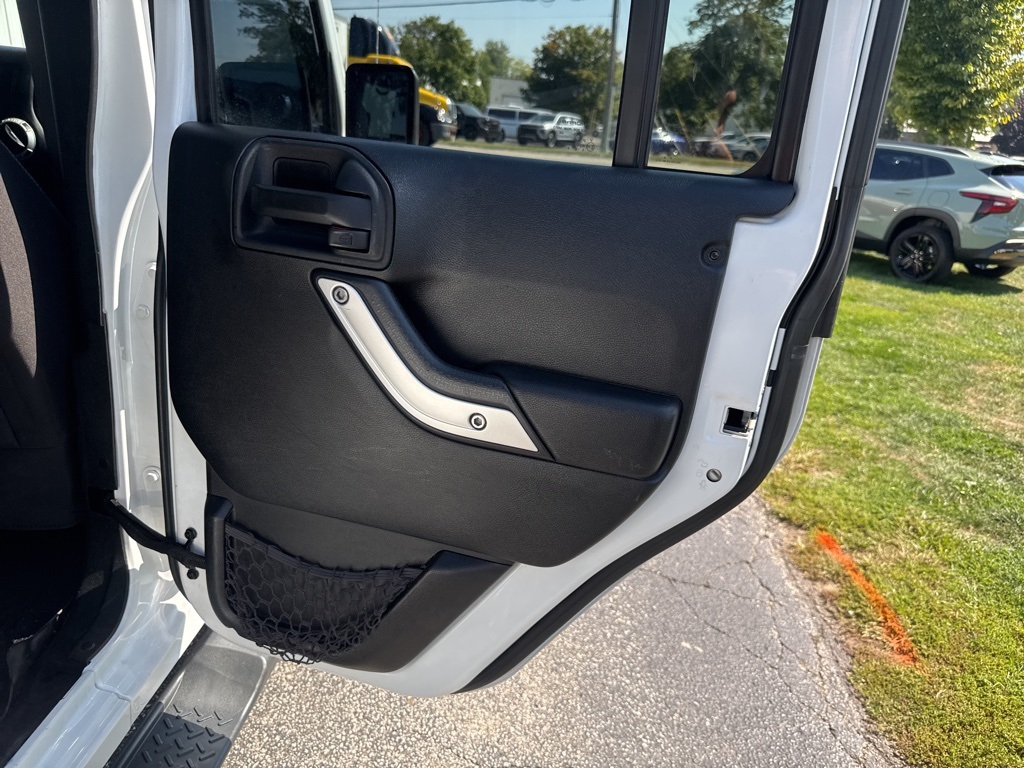 2015 Jeep Wrangler Unlimited Sahara photo 17