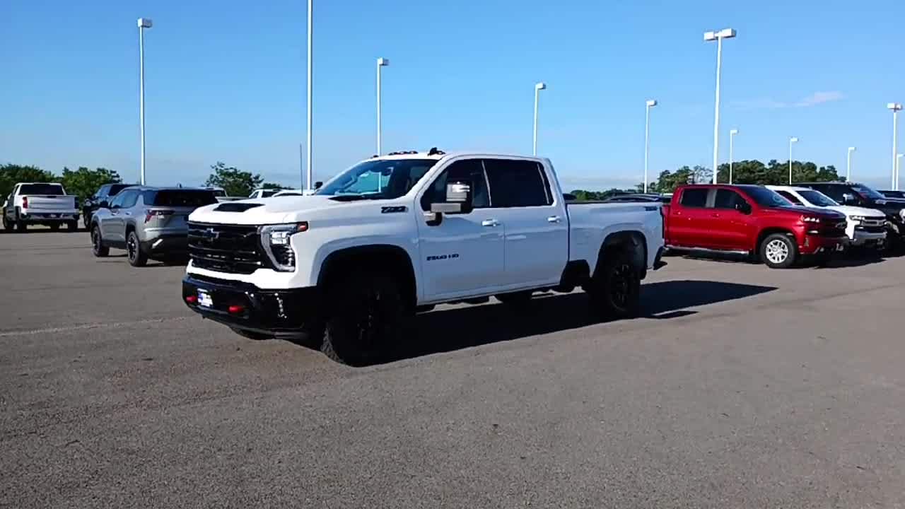 2025 Chevrolet Silverado 2500HD LT photo 4