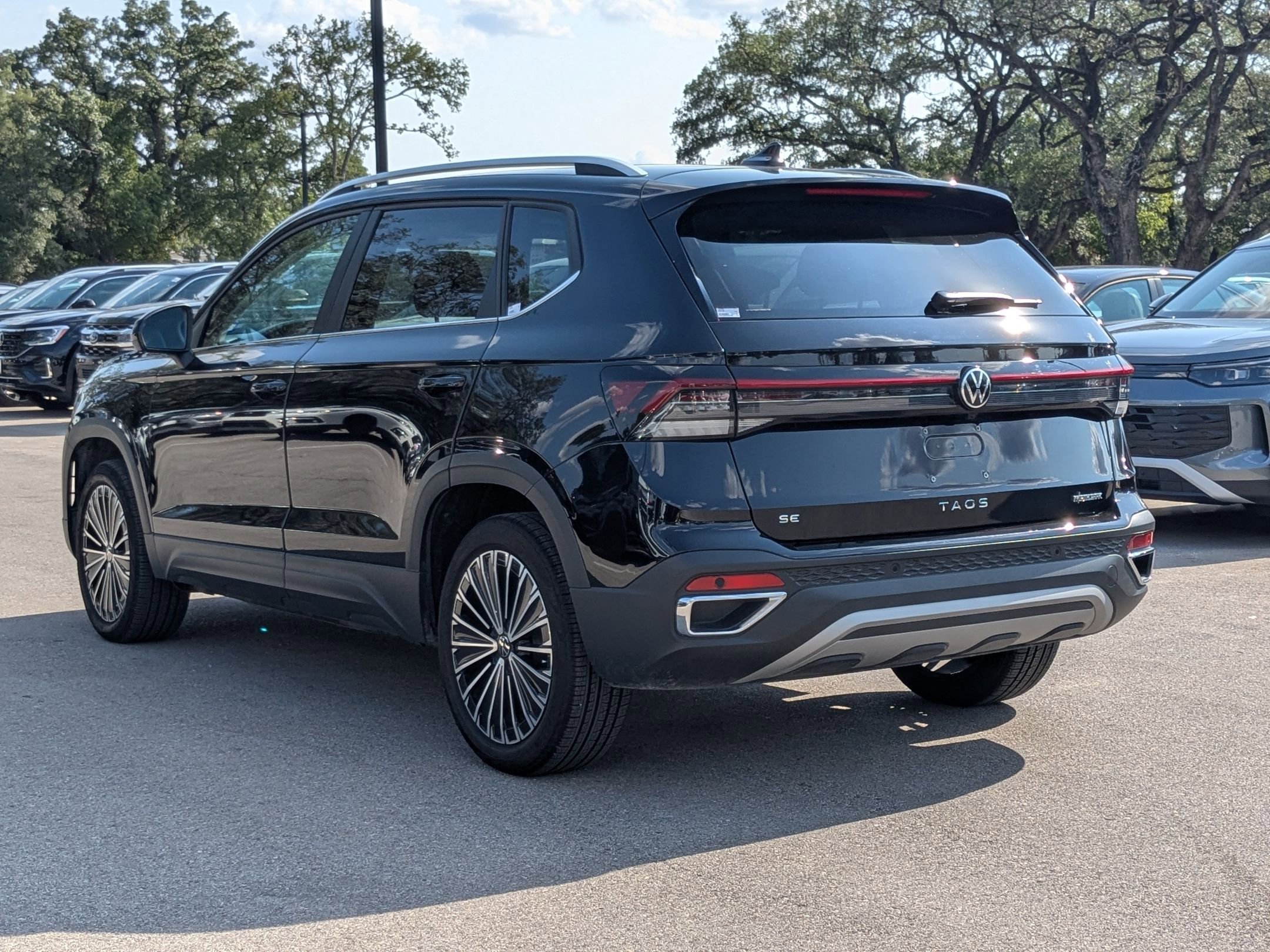 2025 Volkswagen Taos SE photo 3