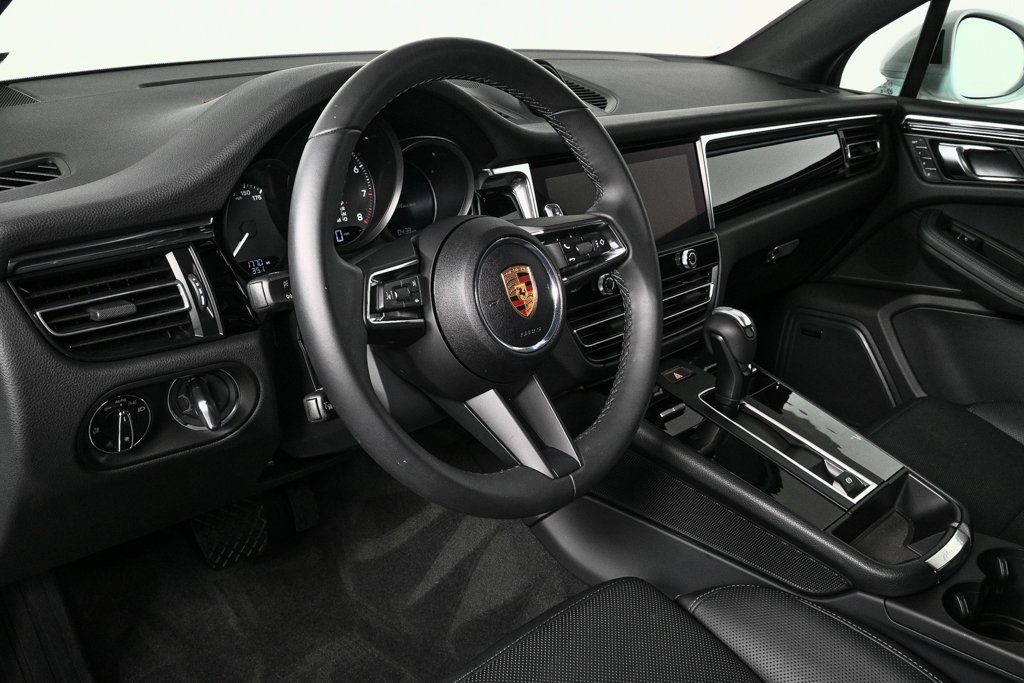 2025 Porsche Macan T photo 4