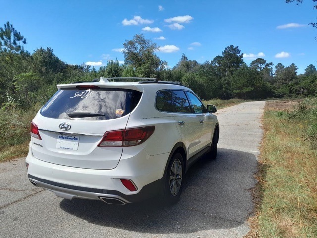 2017 Hyundai Santa Fe SE photo 2