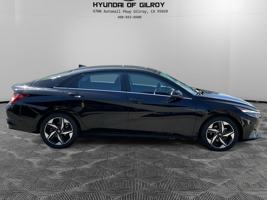 2022 Hyundai Elantra SEL photo 4