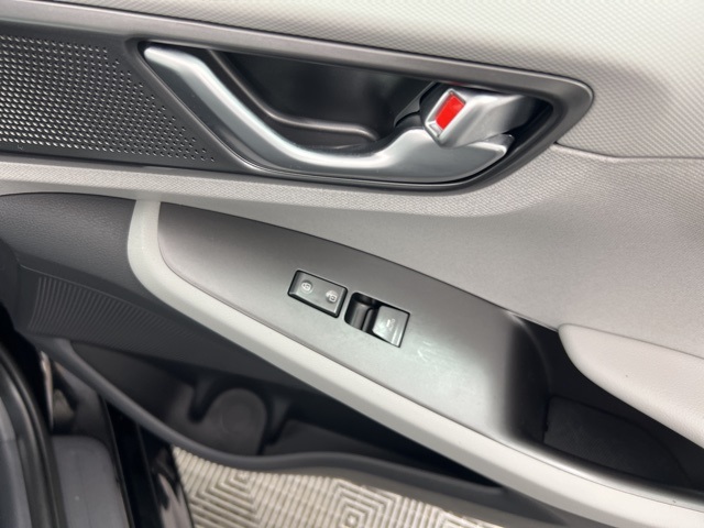 2020 Hyundai Ioniq SEL photo 24
