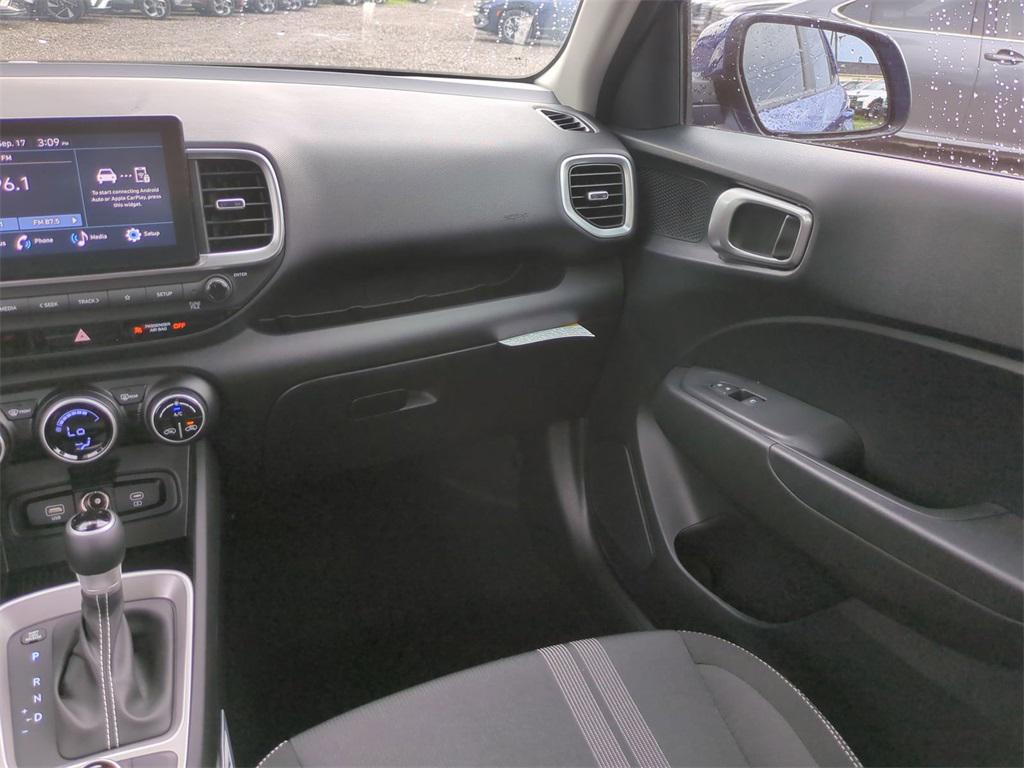 2025 Hyundai Venue SEL photo 14