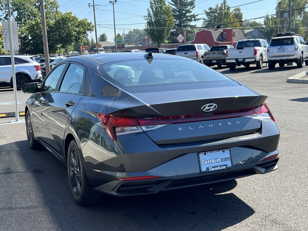 2022 Hyundai Elantra SEL photo 3