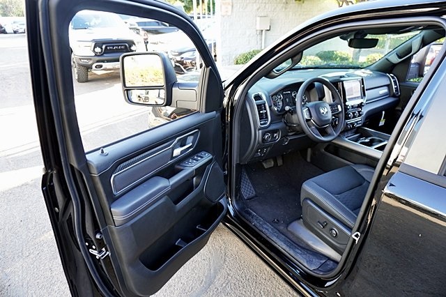 New 2025 Diamond Black Crystal Pearl-Coat Exterior Paint RAM Big Horn/Lone Star image 44