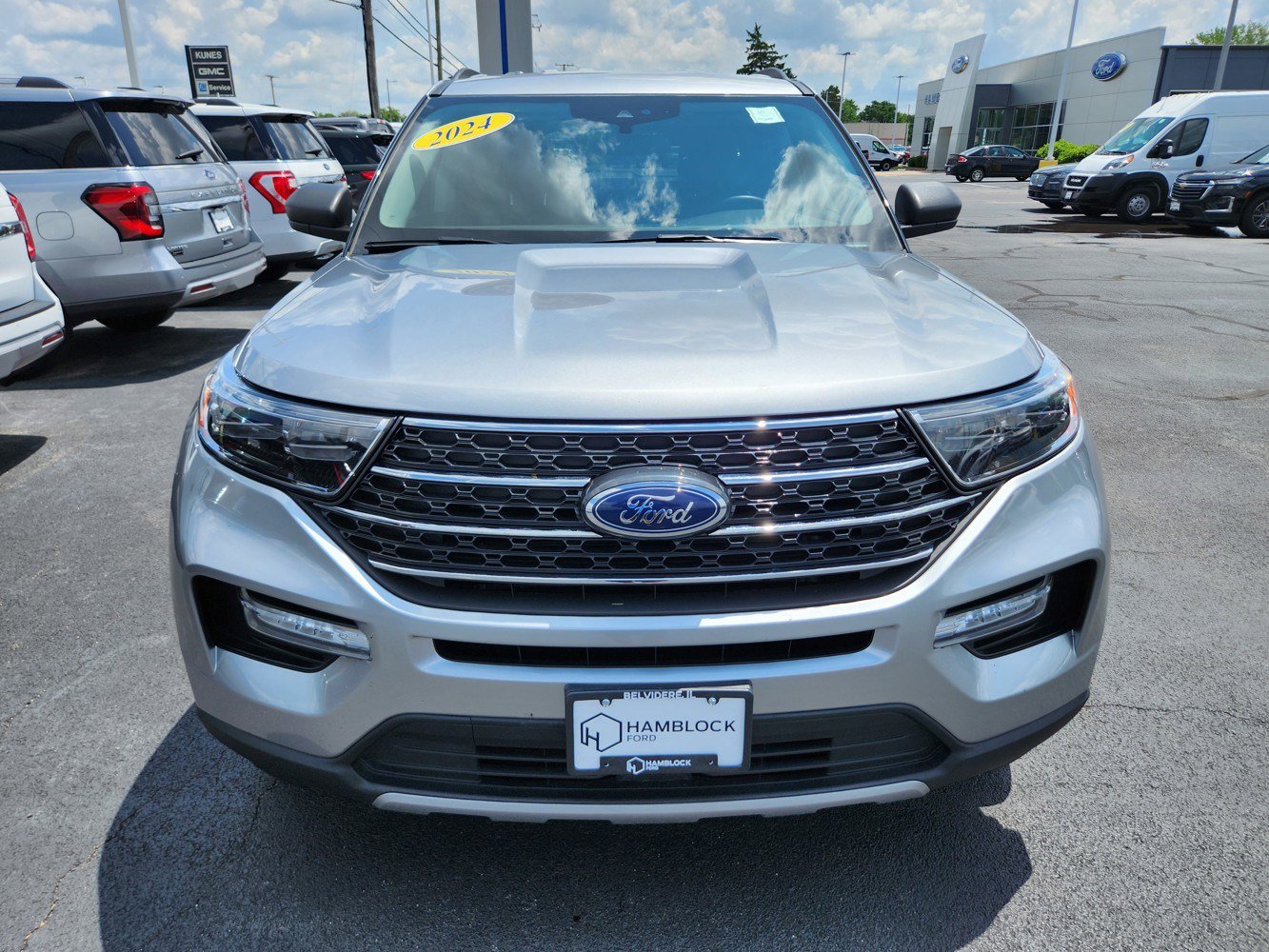 2024 Ford Explorer XLT photo 2