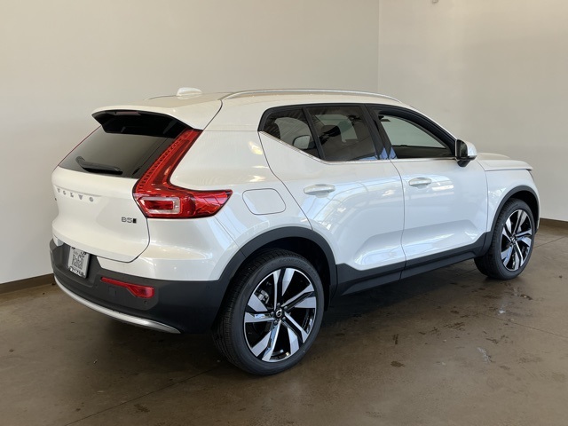 2025 Volvo XC40 Plus photo 8