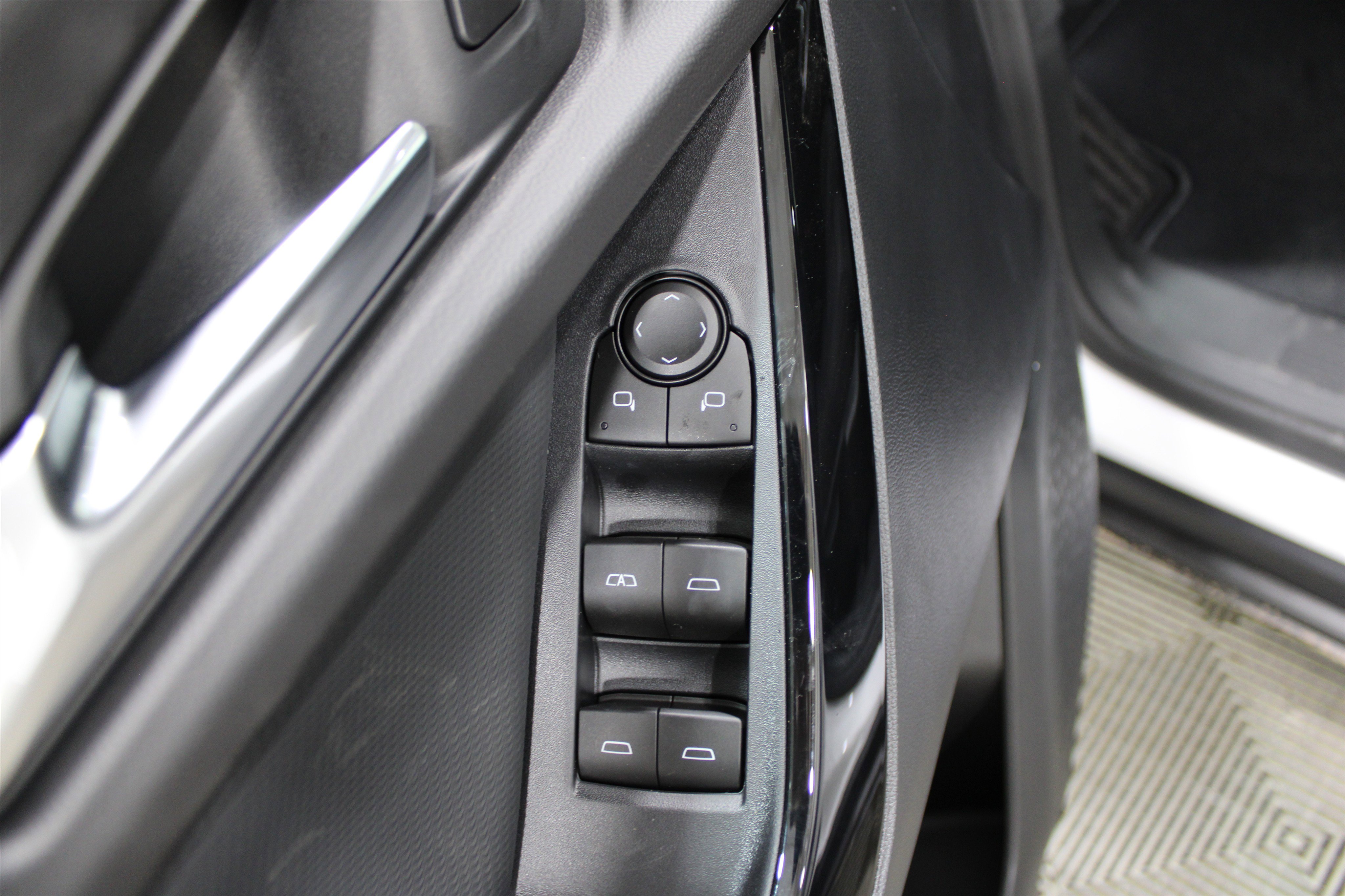 2026 Chevrolet Equinox LT photo 2