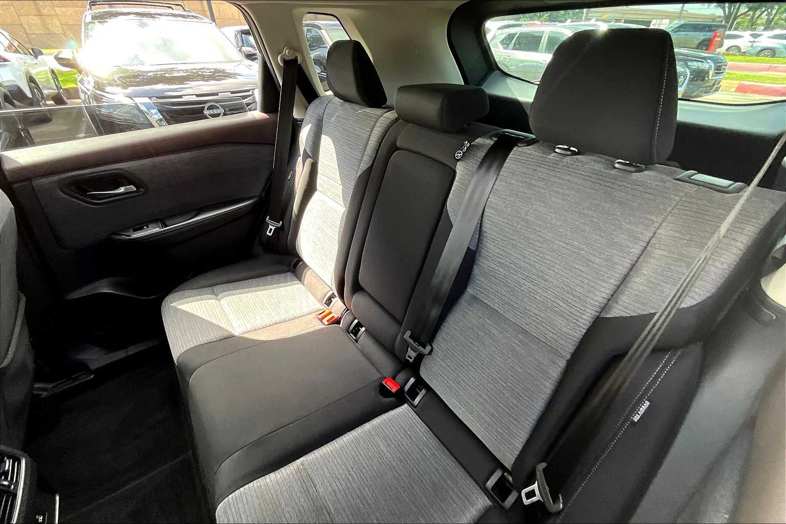 2023 Nissan Rogue SV photo 17