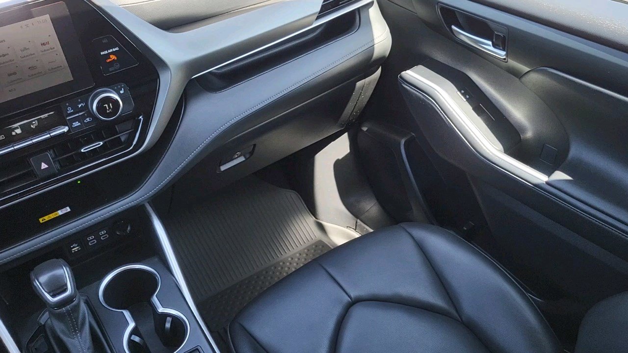 2024 Toyota Highlander XLE photo 8