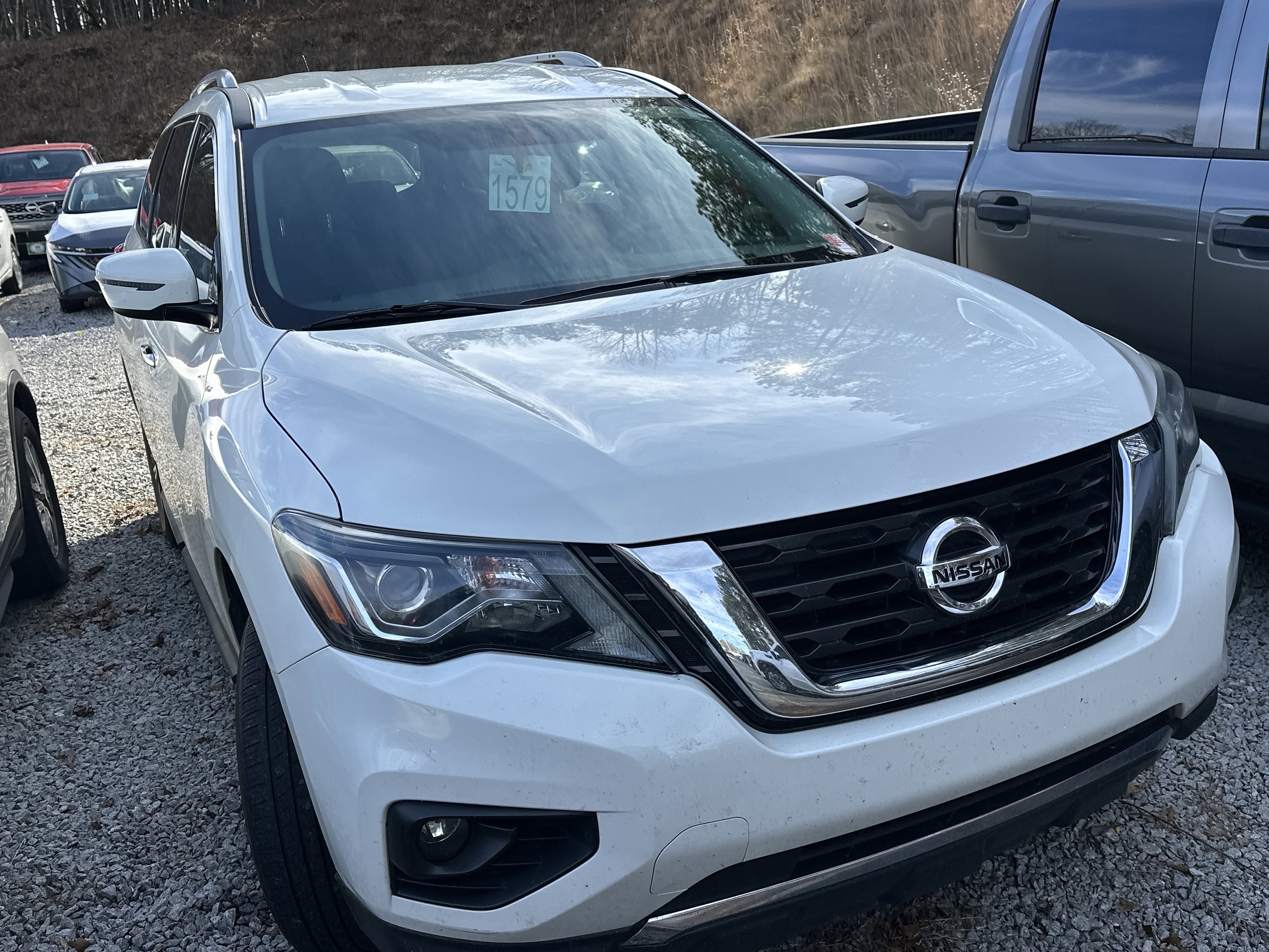 2018 Nissan Pathfinder SV's photo