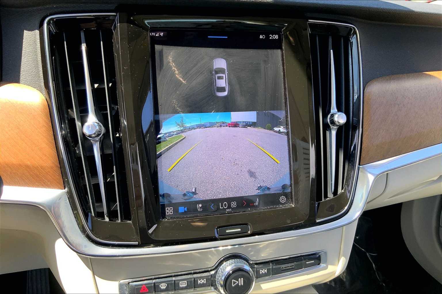 2022 Volvo S90 Momentum photo 25