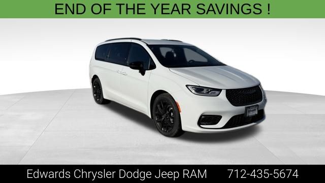 2026 Chrysler Pacifica Select's photo