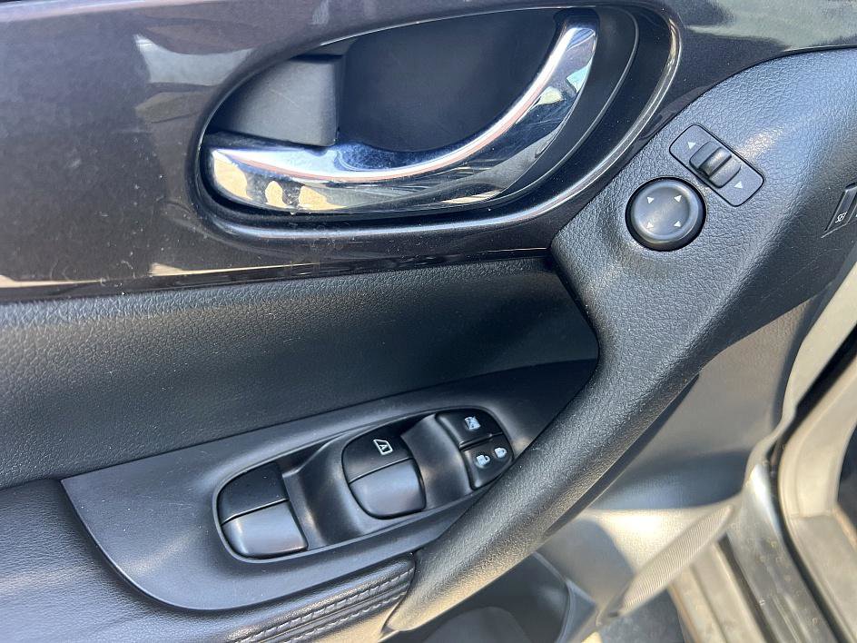 2019 Nissan Rogue SV photo 18