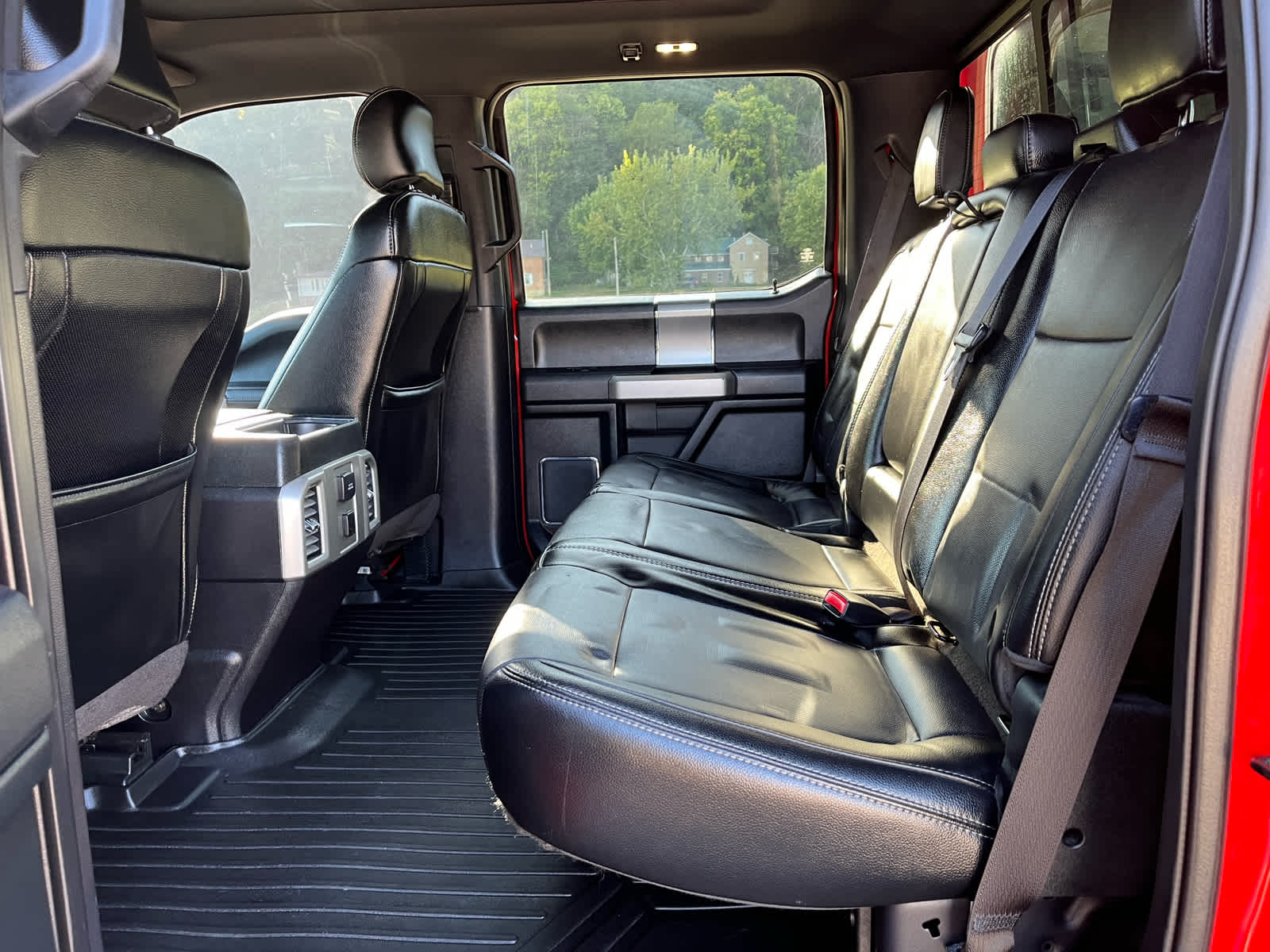 2015 Ford F-150 Lariat photo 35