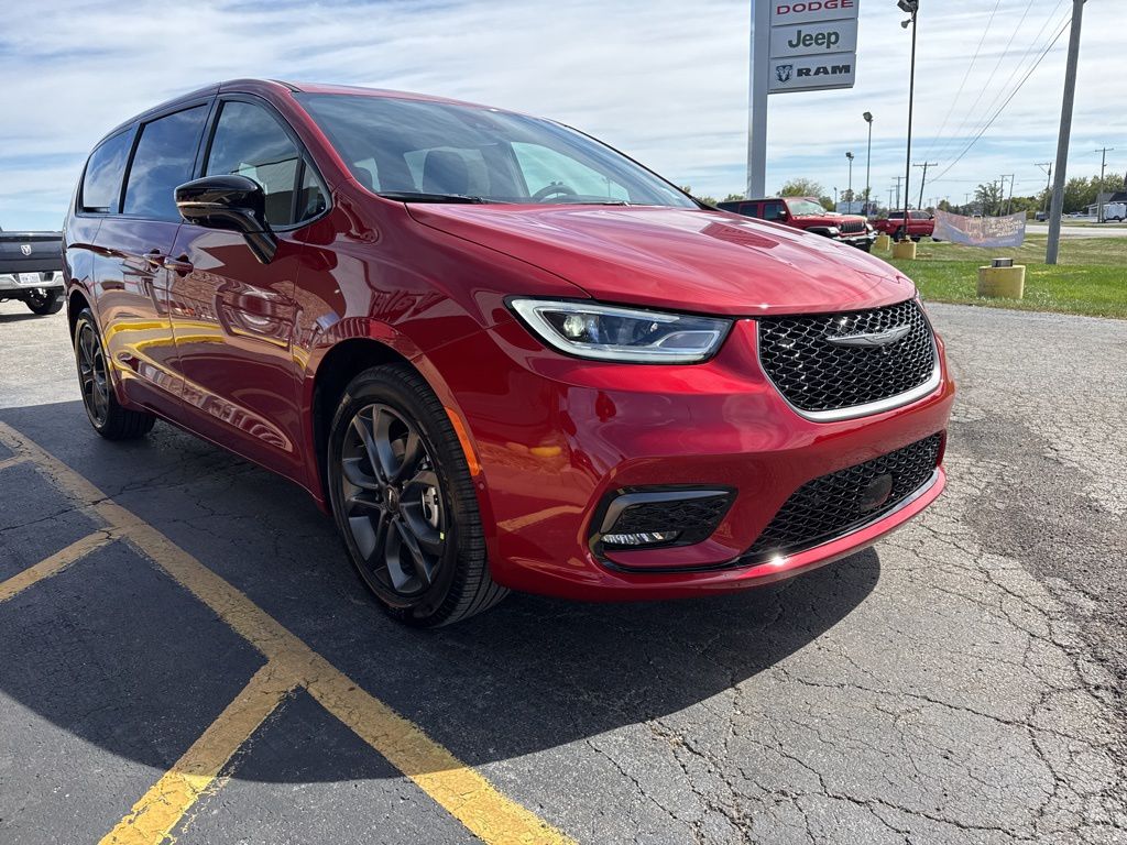 2026 Chrysler Pacifica photo 2