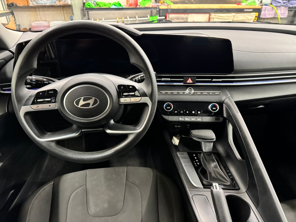 2024 Hyundai Elantra SEL photo 16