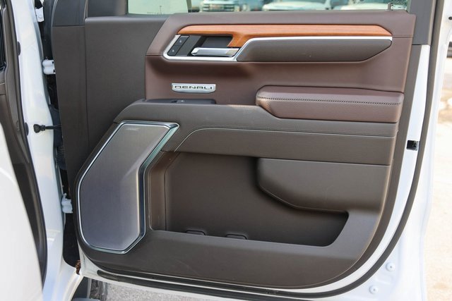 Used 2022 White Frost Tricoat GMC Denali image 19