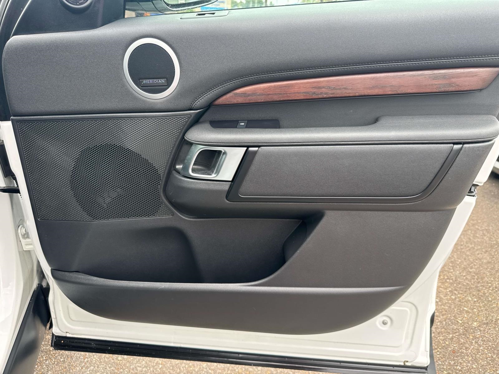 2024 Land Rover Discovery S photo 9