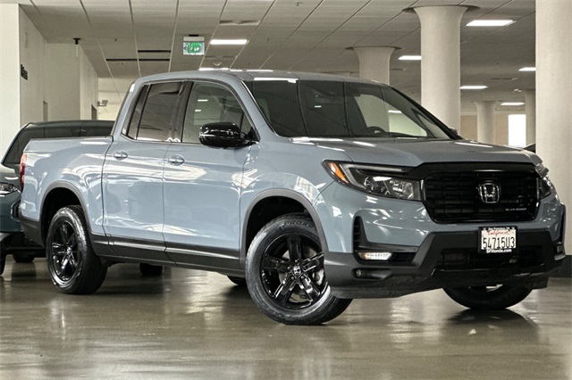 2023 Honda Ridgeline Black Edition photo 2
