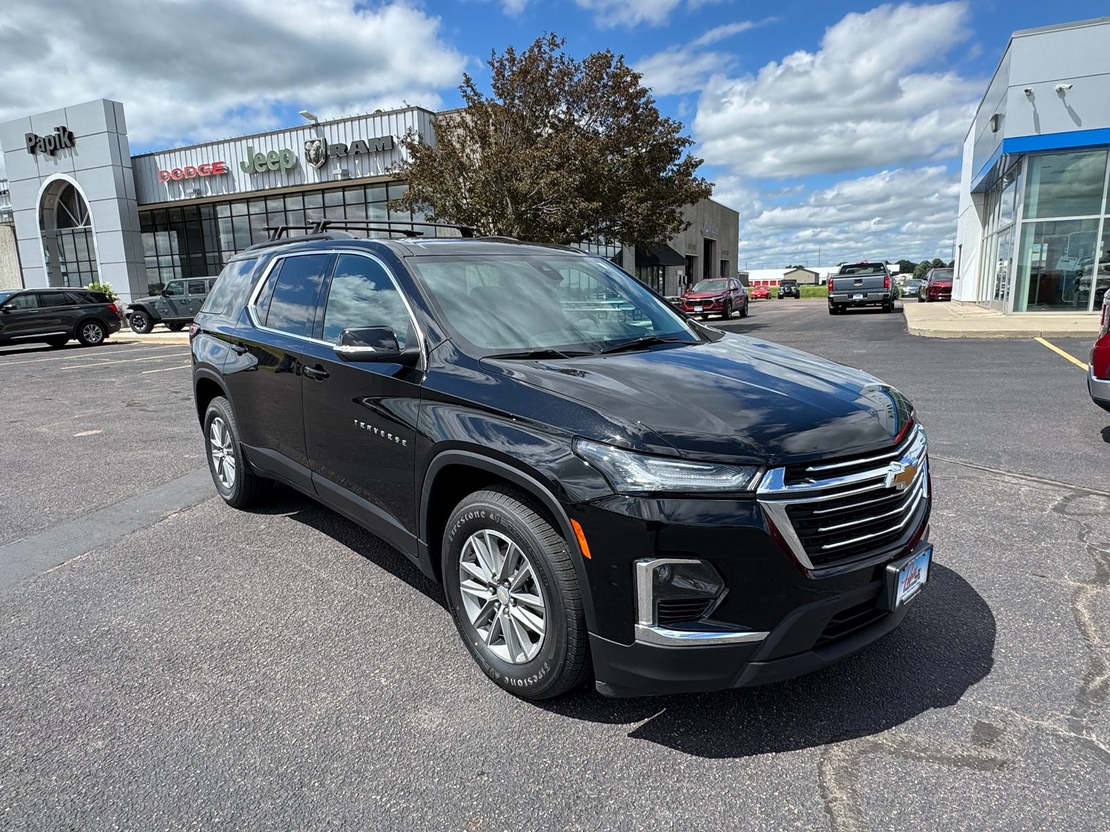 2022 Chevrolet Traverse photo 2