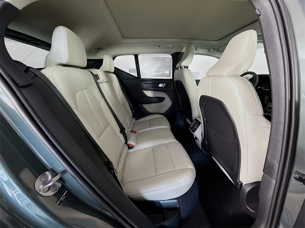 2026 Volvo XC40 Plus photo 28